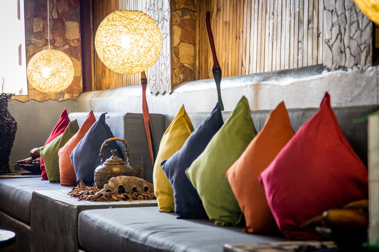 why-choose-me Inviting living room featuring vibrant cushions and warm lighting for a cozy atmosphere.